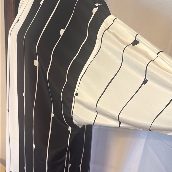 Vintage Elegant Black and Cream Striped Dress with bat wing arms and side slits - Picture 3 of 7